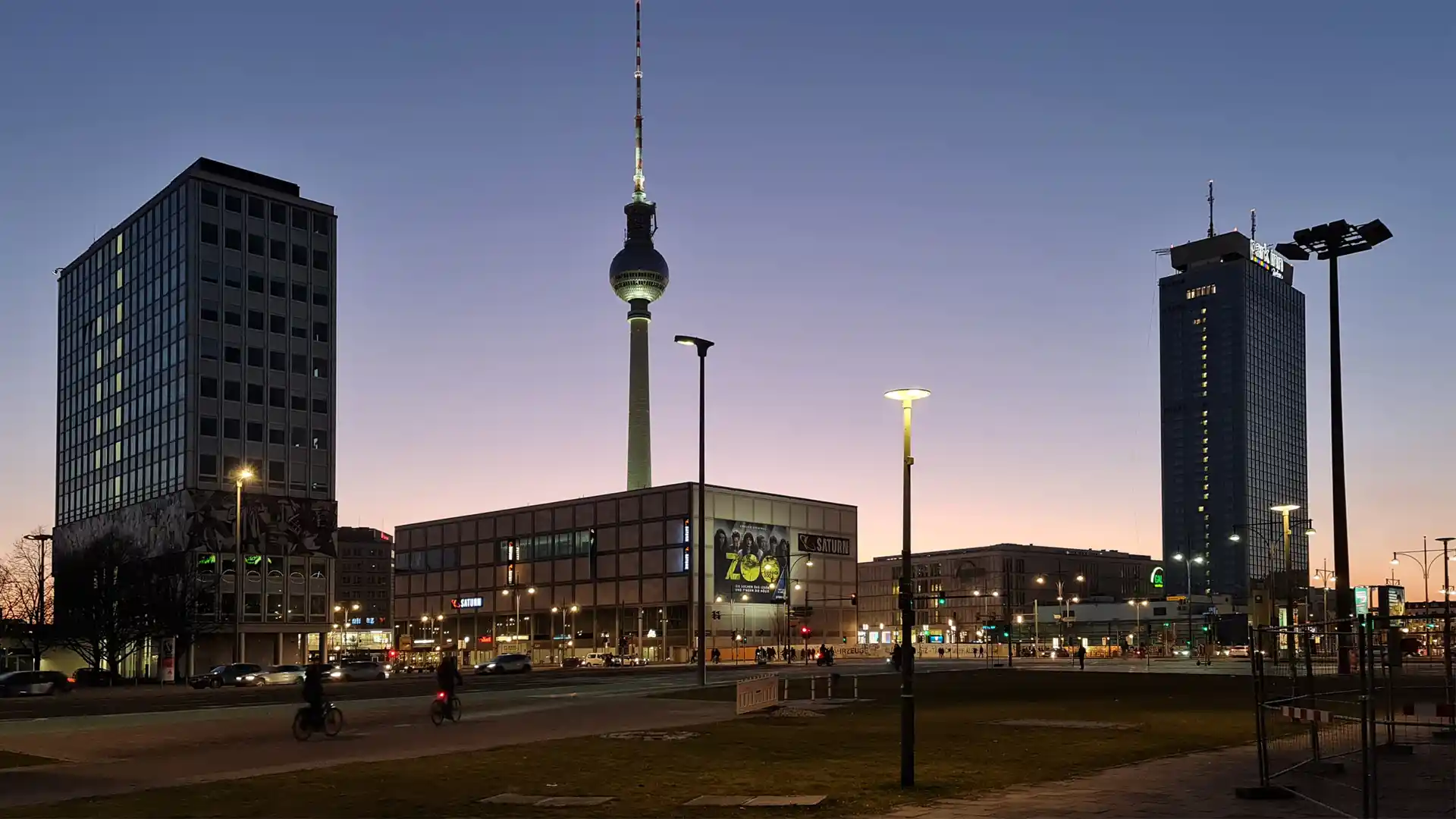 Alexanderplatz mit Fernsehturm in der Abenddämmerung