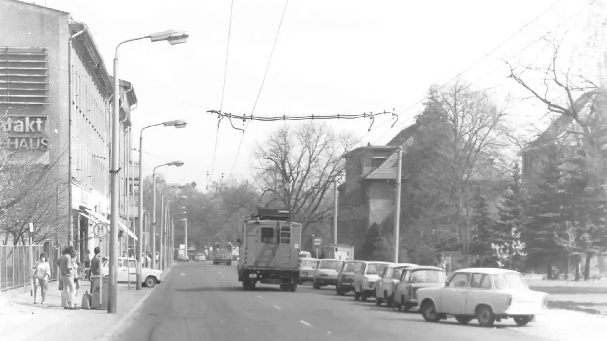 Schwarzweiß: Straße in Eberswalde mit Trabant und Lastwagen