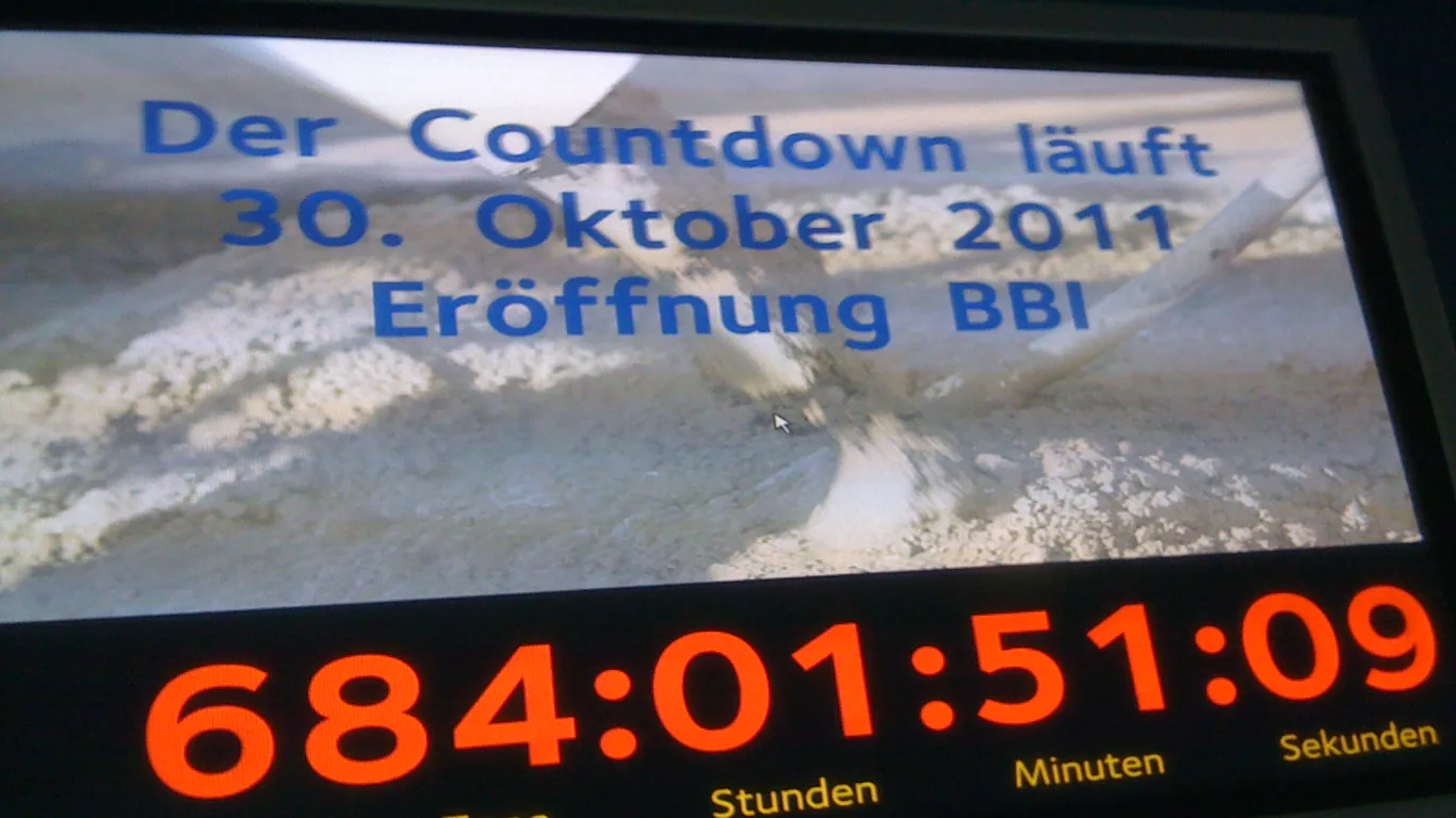 Countdown-Anzeige zur geplanten Eröffnung des BBI am 30. Oktober 2011