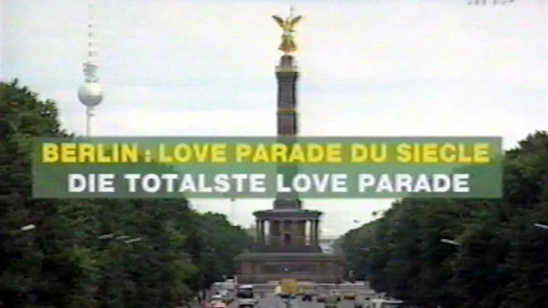 Titeleinblendung Die totalste Love Parade vor der Siegessäule in Berlin