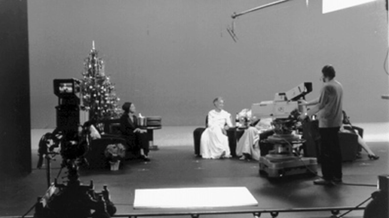 Schwarzweiß: Fernsehstudio mit Kameras, Weihnachtsbaum und Darstellerinnen