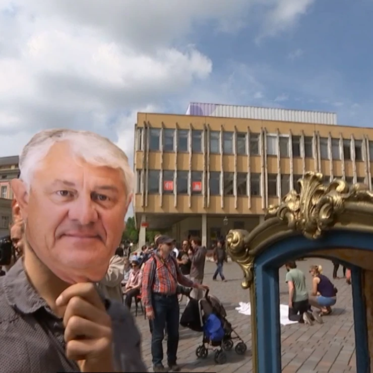 Älterer Mann hält einen goldenen Bilderrahmen vor einem DDR-Bau in Potsdam