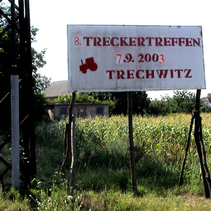 Schild 6. Treckertreffen 7.9.2003 Trechwitz am Rand eines Feldes