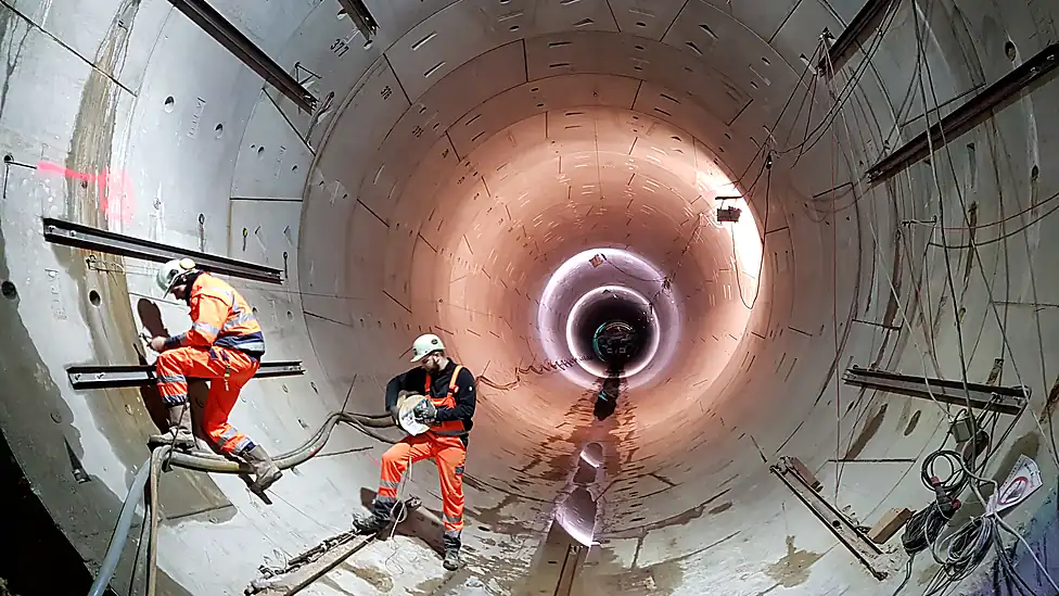 Arbeiter in einer runden Tunnelröhre