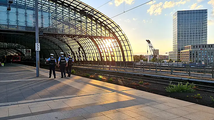 Gläserne Bahnhofshalle des Berliner Hauptbahnhofs im Abendlicht