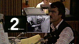 Helmut Thoma, RTL, vor Fernsehmonitoren im Studio
