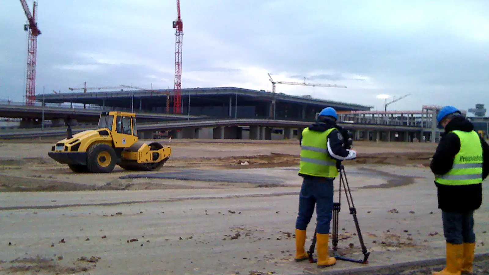 Vermesser auf einer Großbaustelle am Flughafen
