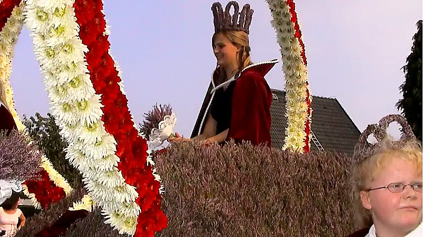 Königin mit Krone und Blumenschmuck
